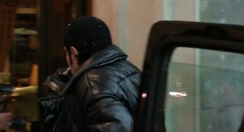 Renato Zero all’hotel del comitato di Meloni. Assaltato, inveisce contro i giornalisti – VIDEO