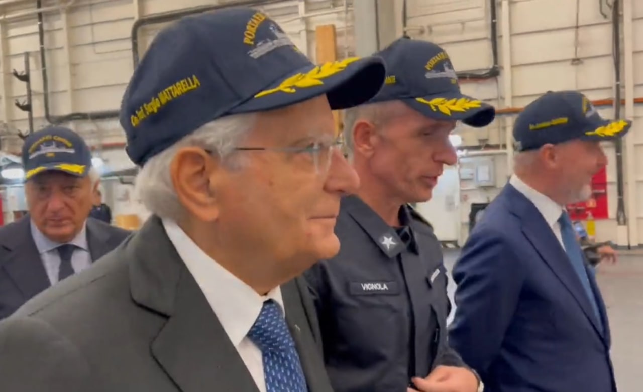 Il presidente Mattarella visita la portaerei Cavour - VIDEO
