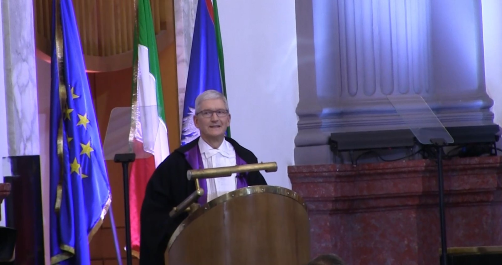 Napoli, Tim Cook riceve la laurea honoris causa all'Università Federico II - VIDEO