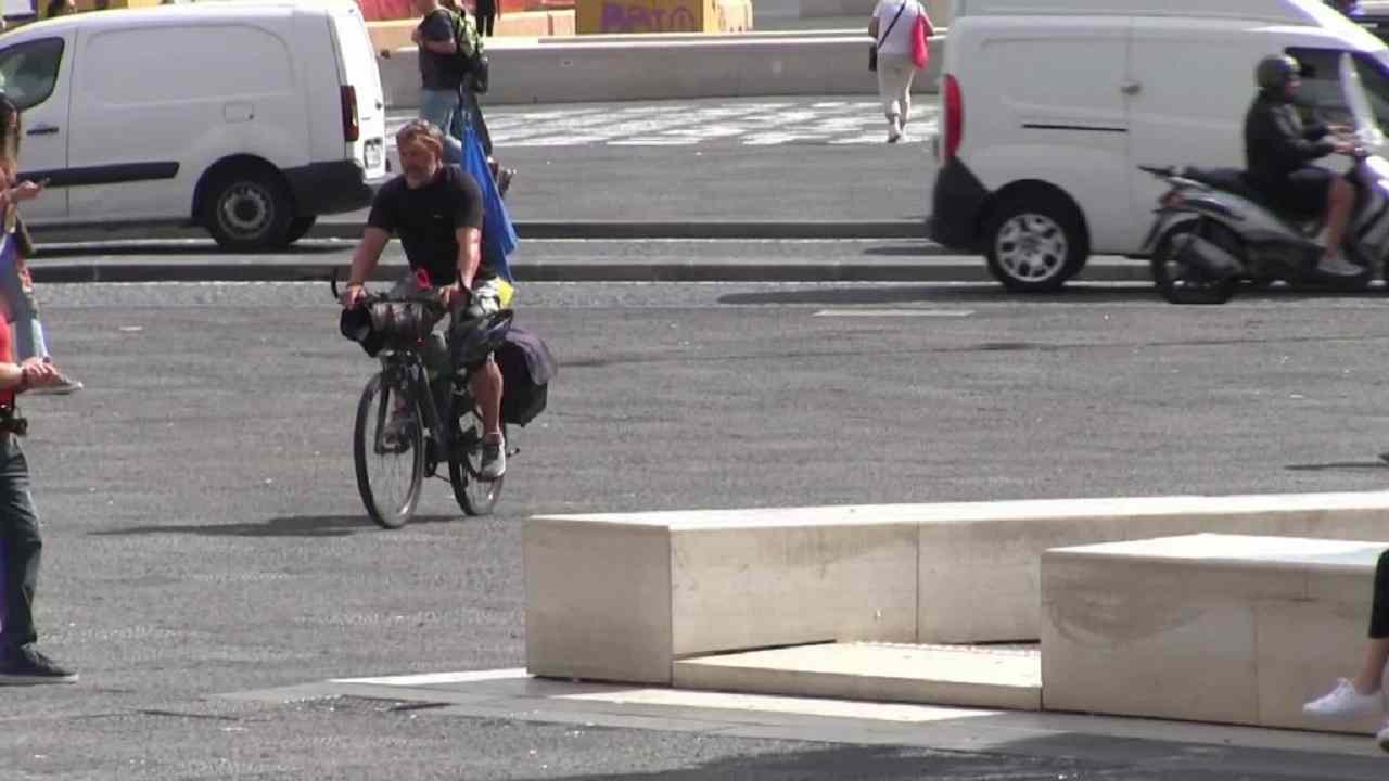 Ucraina, il viaggio in bicicletta di Mykola per chiedere la pace