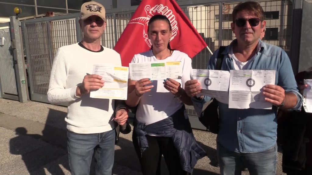 Carovita, presidio a Scandicci. Fiom: "Bollette raddoppiate"