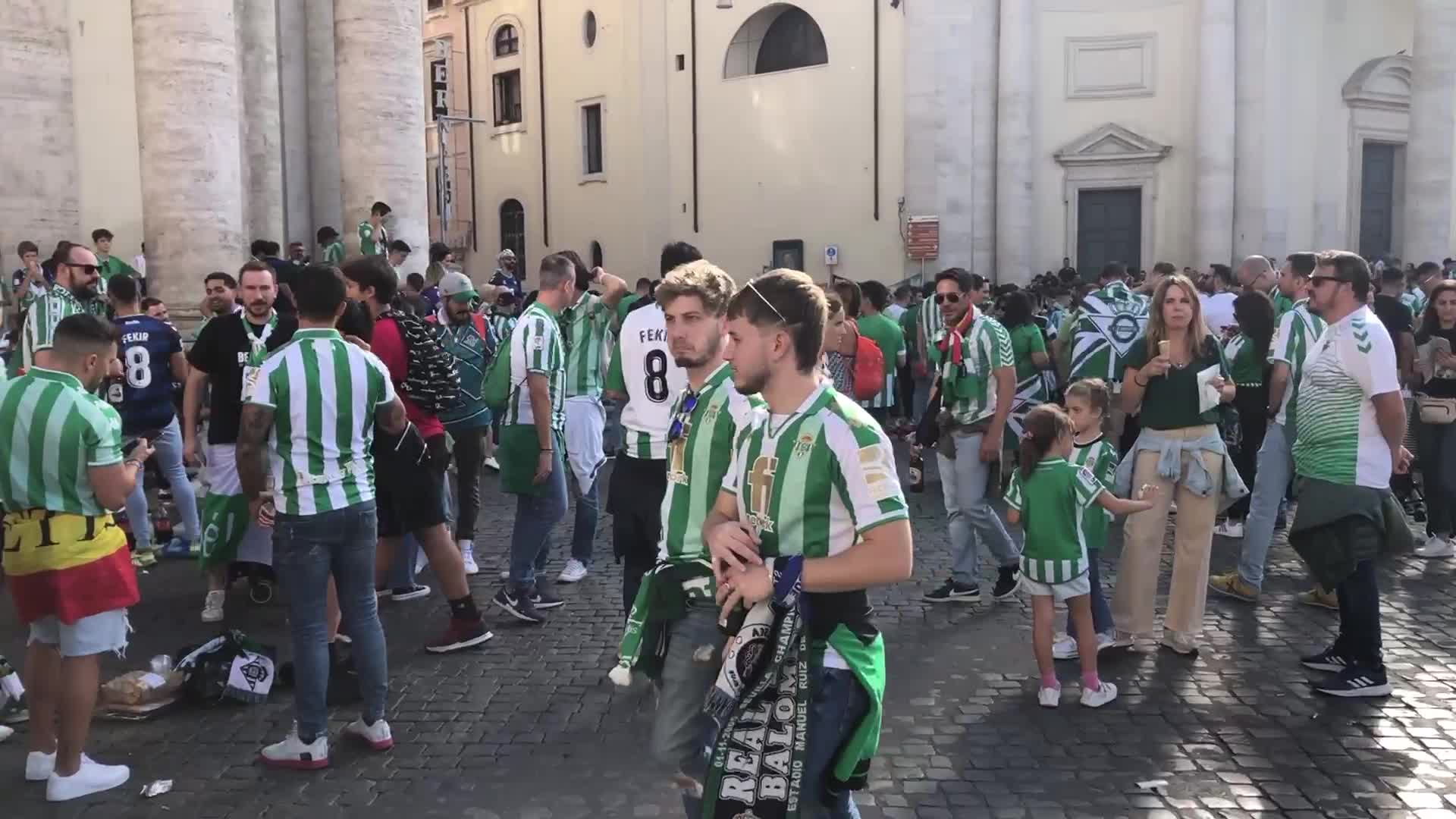 Roma-Betis, tifosi spagnoli nella Capitale: cori e sciarpe a Piazza del Popolo - VIDEO
