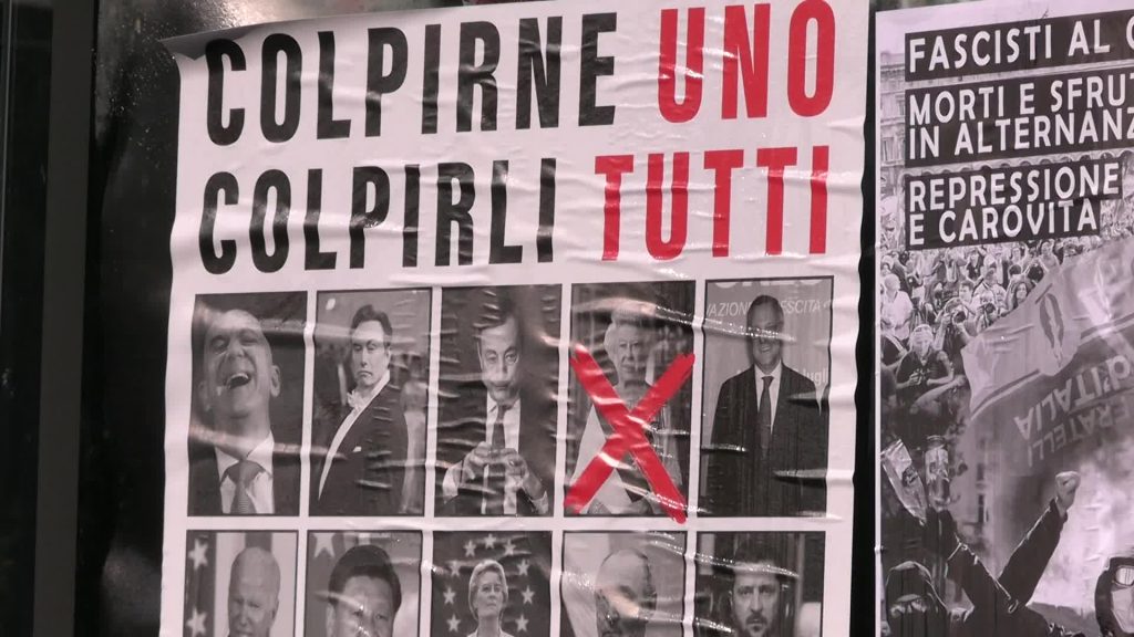 Scuola, studenti bruciano foto di Meloni e Draghi in piazza Duomo a Milano
