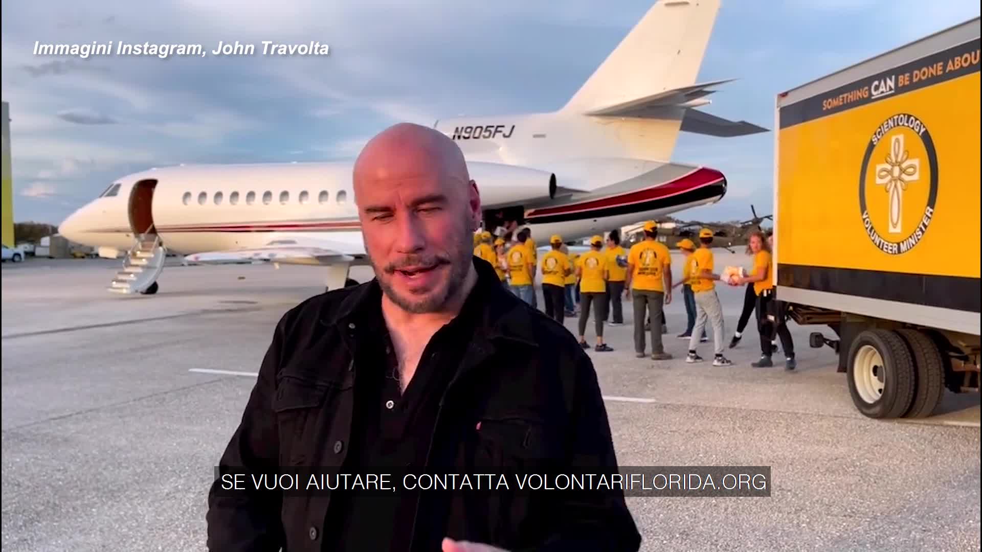 Uragano Ian, John Travolta in Florida per consegnare cibo e provviste - VIDEO