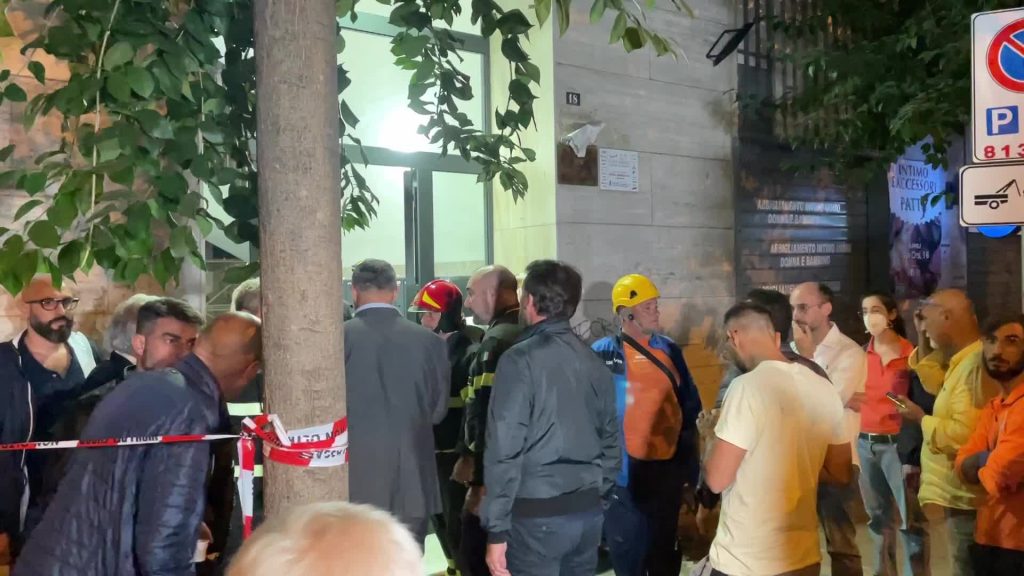 Napoli, palazzo a rischio crollo. Famiglie sgomberate: "Lesionati i pilastri"