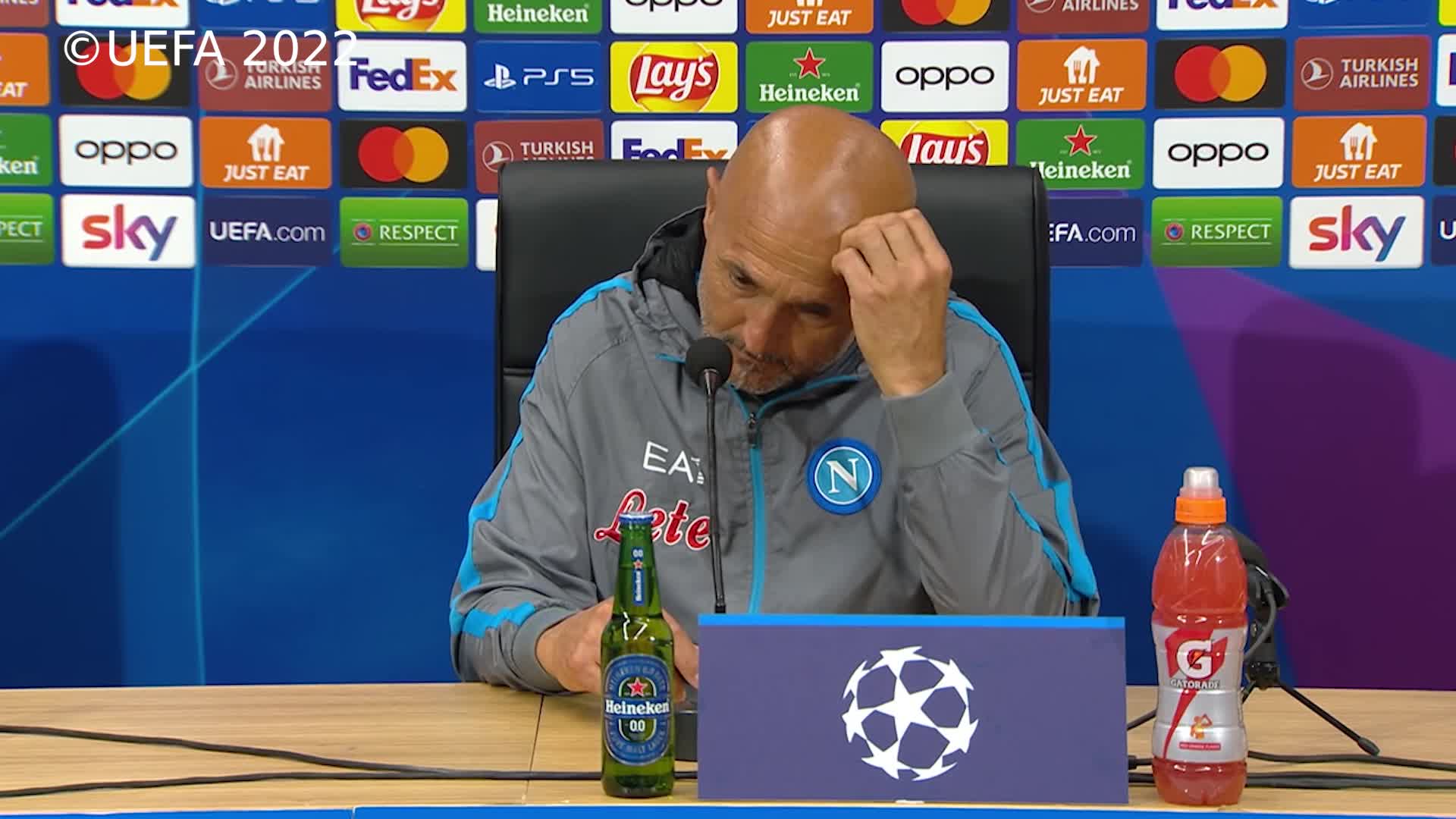 Champions League, Spalletti prova ad aprire un birra durante la conferenza stampa - VIDEO