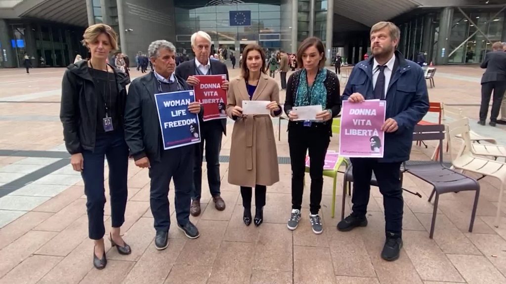 Gli eurodeputati del Pd si tagliano i capelli in solidarietà con le donne iraniane