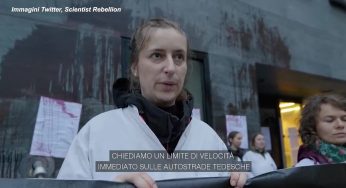 Berlino, attivisti per il clima attaccano il ministero dei Trasporti con le barbabietole. VIDEO