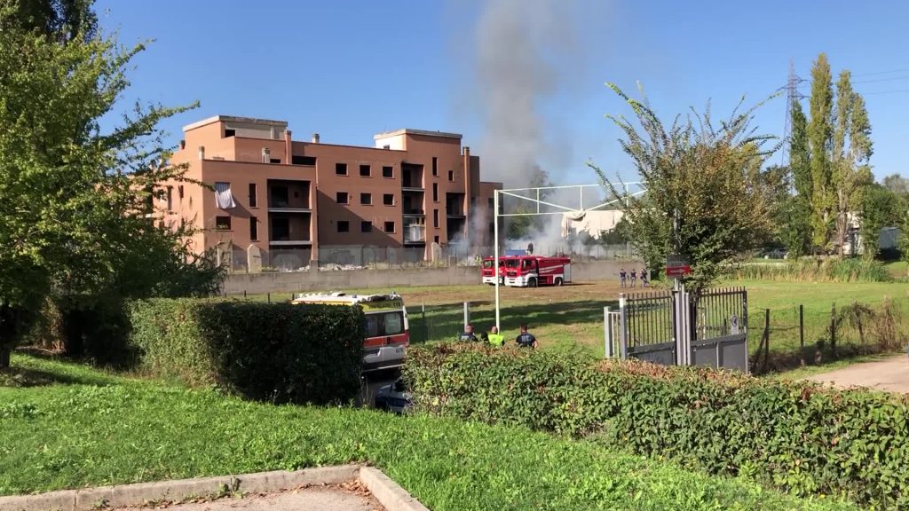 Roma, in fiamme lo stabile di via Costi sgomberato nel 2018 da Salvini - VIDEO