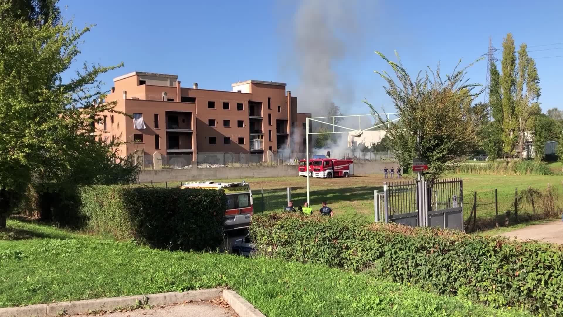 Roma, in fiamme lo stabile di via Costi sgomberato nel 2018 da Salvini - VIDEO
