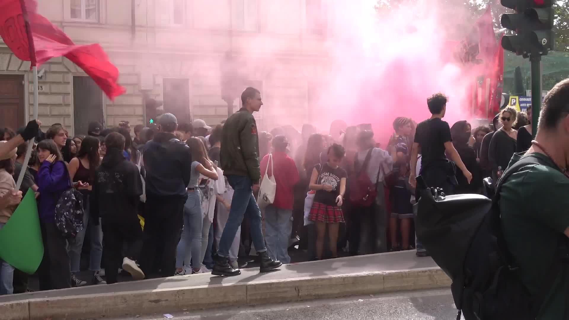 Studenti, manifestazione finisce al Miur tra lanci di uova e bombe carta