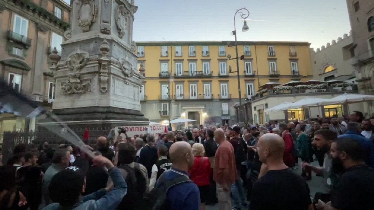 Caro bollette, a Napoli la protesta di Movimento Lotta Disoccupati 7 novembre e Fridays For Future