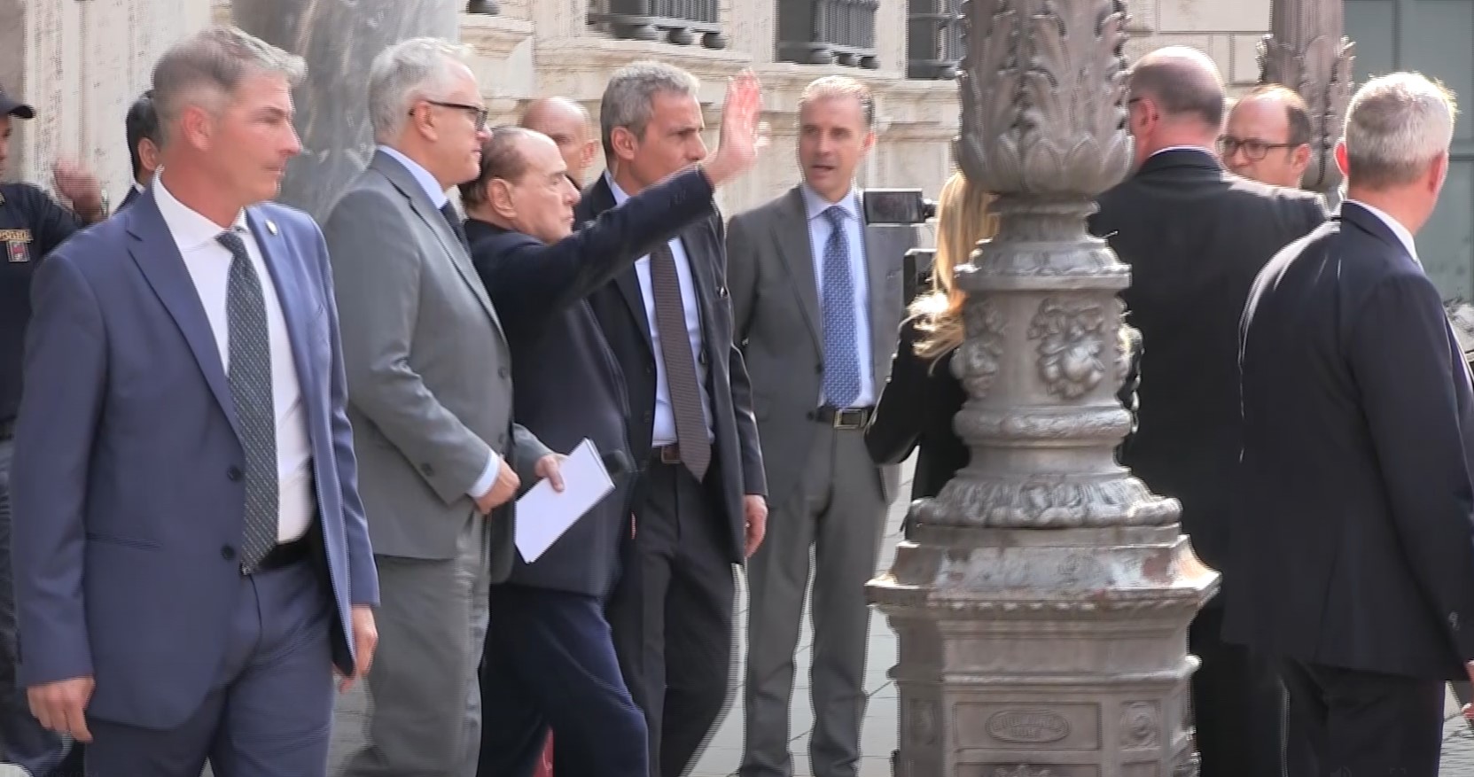 Silvio Berlusconi lascia palazzo Madama da senatore salutando la folla - VIDEO