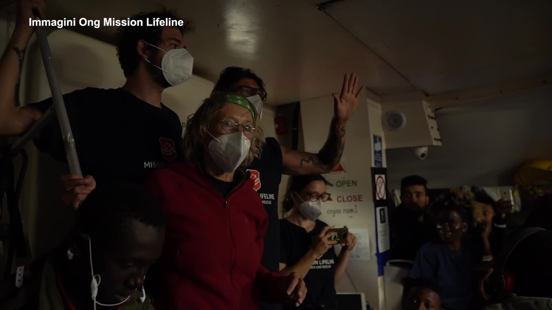 Migranti, Rise Above in porto a Reggio Calabria: l'esultanza delle persone a bordo