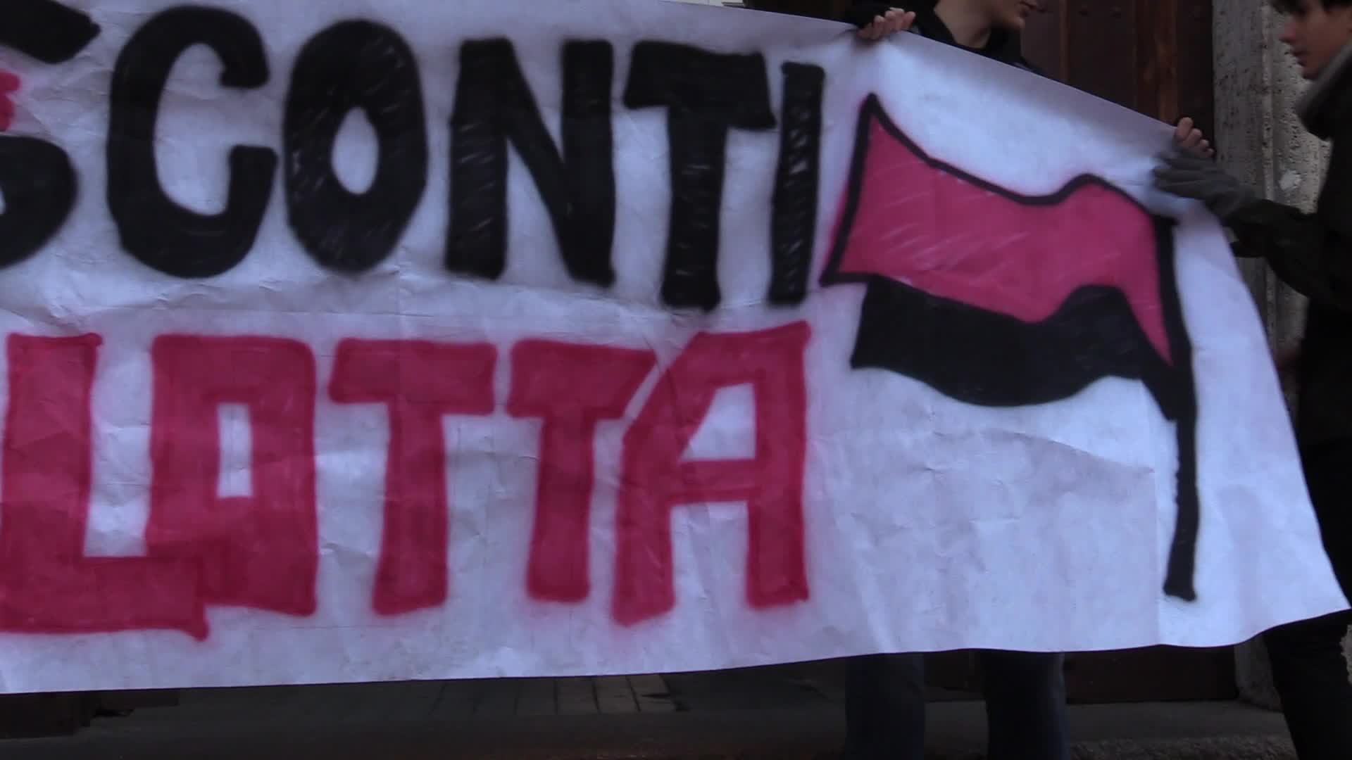 Roma, al liceo Visconti manca la rampa per uno studente con disabilità: i compagni protestano