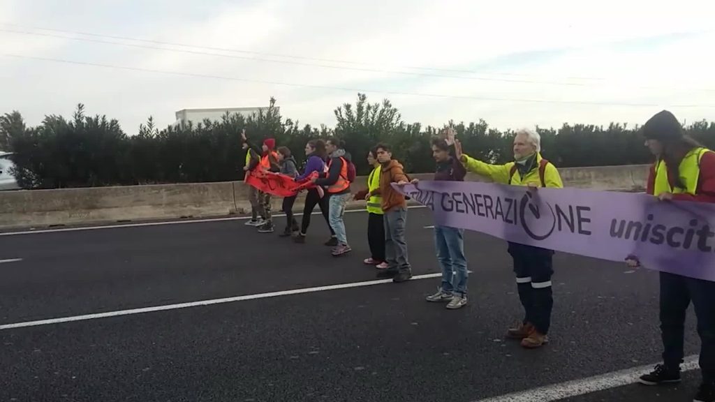 Ultima generazione, nuovo blocco del Grande Raccordo Anulare a Roma - VIDEO