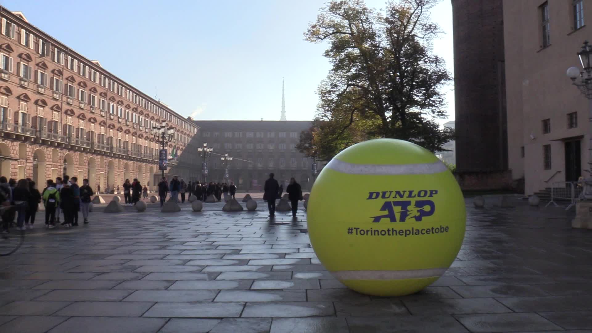 Atp Finals, il centro di Torino invaso da palline da tennis giganti - VIDEO