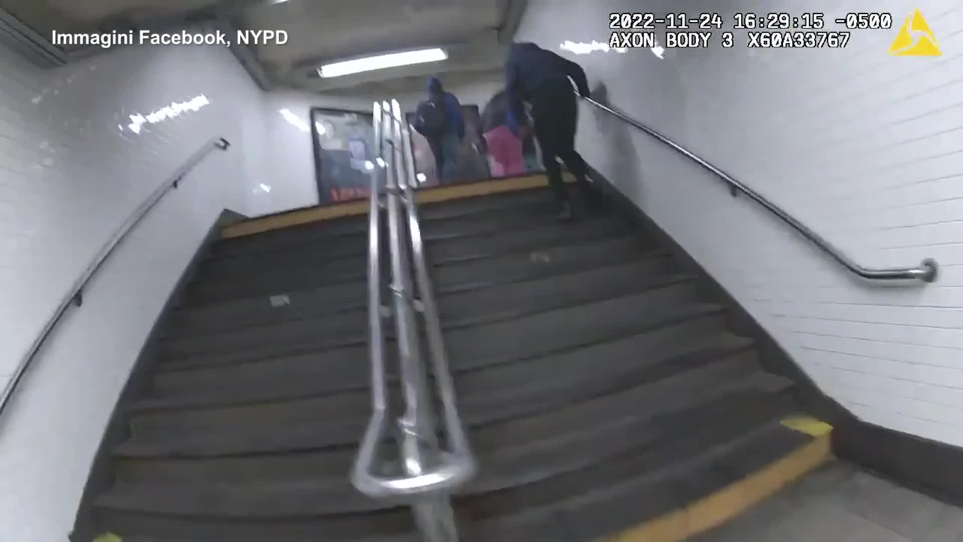 Cade sui binari della metro a New York, salvato in extremis prima dell'arrivo del treno - VIDEO
