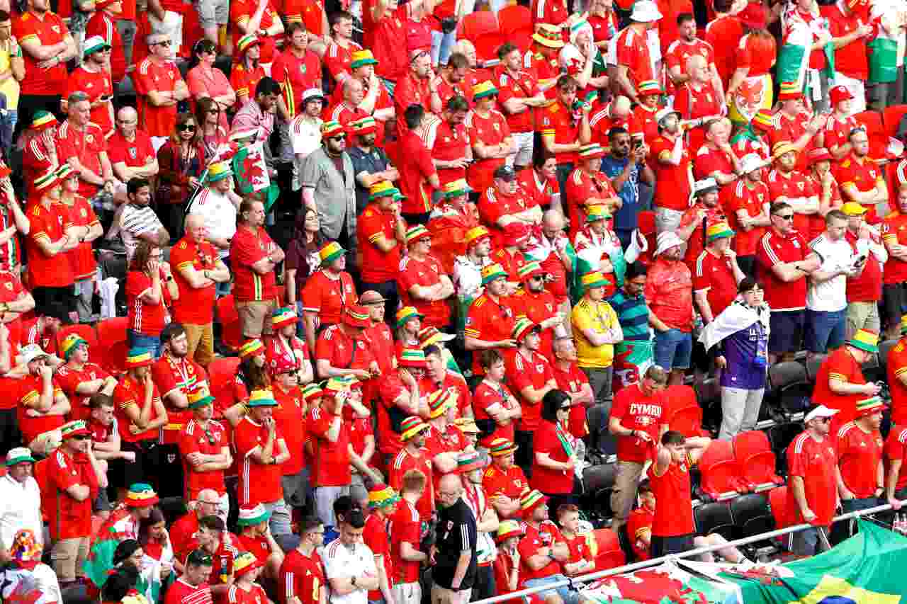 Qatar 2022, a sudden tragedy shakes the World Cup: fans in tears 4 Wales Qatar fans