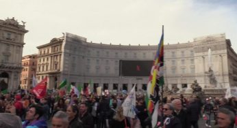Manifestazione per la Pace, le voci in piazza: “Basta armi”