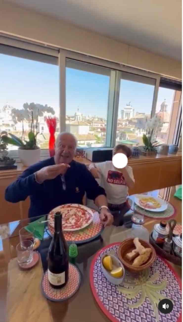 Nicola Carraro in sala da pranzo con il nipotino di mara Venier