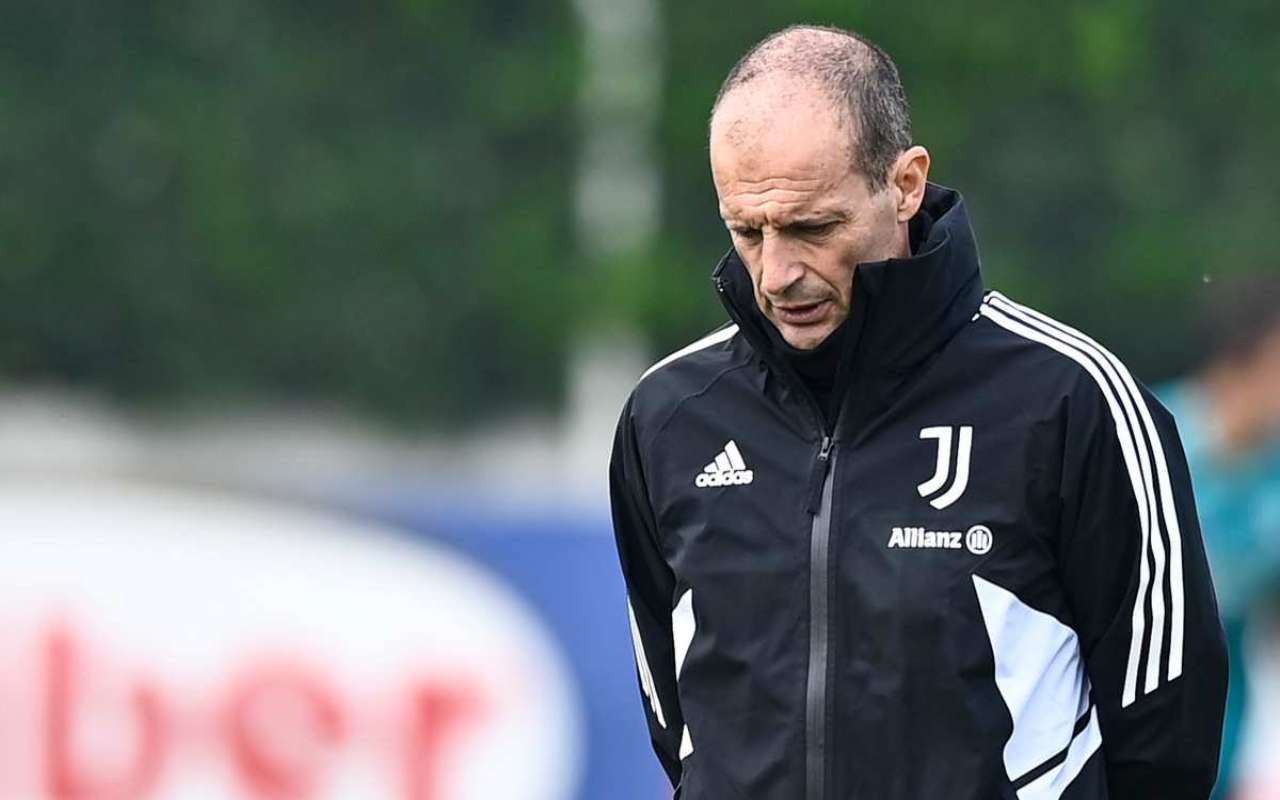 Allegri passeggia a bordo campo