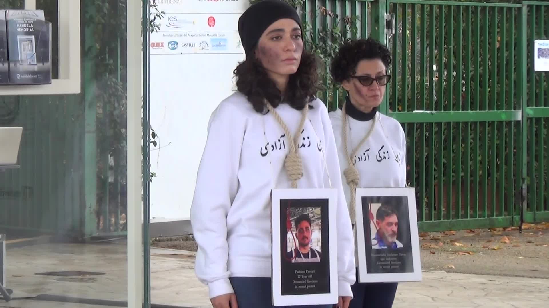 Iran, flashmob a Firenze: "Chiediamo la caduta del regime" - VIDEO