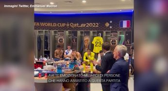 Qatar 2022, Macron negli spogliatoi della Francia dopo la sconfitta: “Sono fiero di voi”. VIDEO