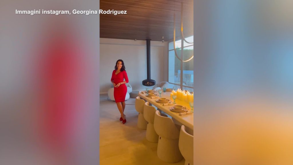 Maxi regalo di Natale per CR7, Georgina lo sorprende con una Rolls-Royce cabrio - VIDEO