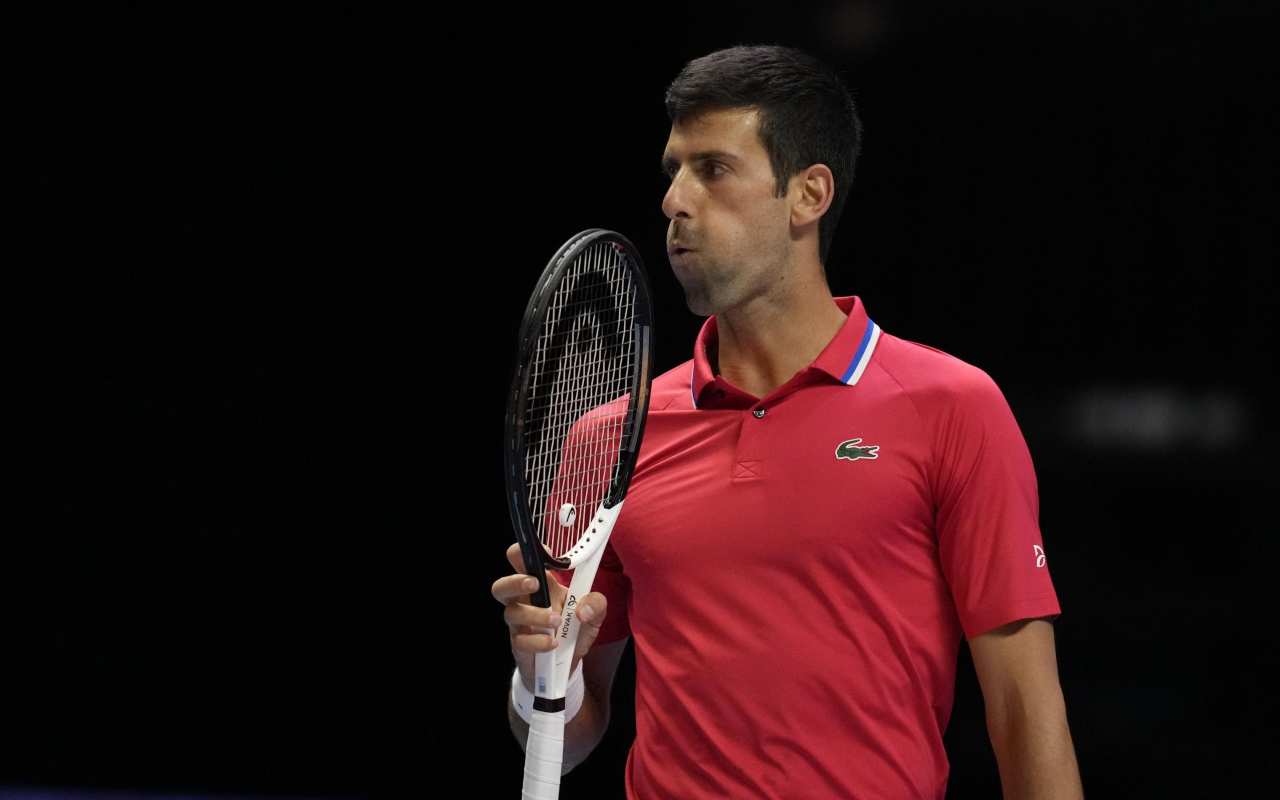 Djokovic soffia sulla racchetta