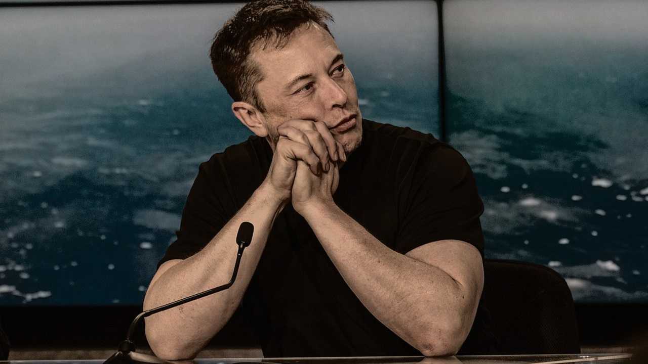 Elon Musk durante una conferenza stampa