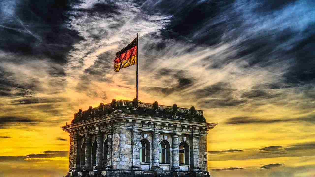 Germania, la bandiera del Paese sventola sul Bundestag