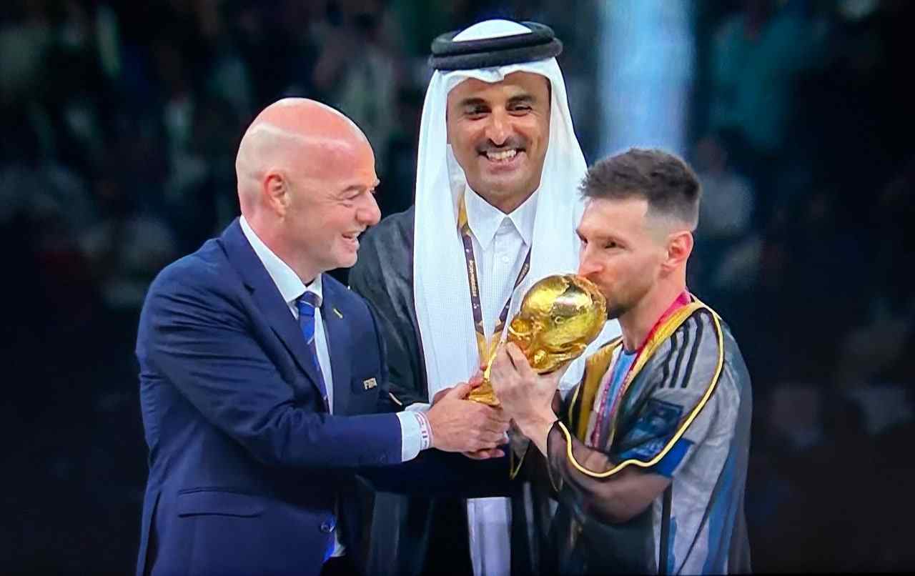 Lionel Messi con addosso il Bisht