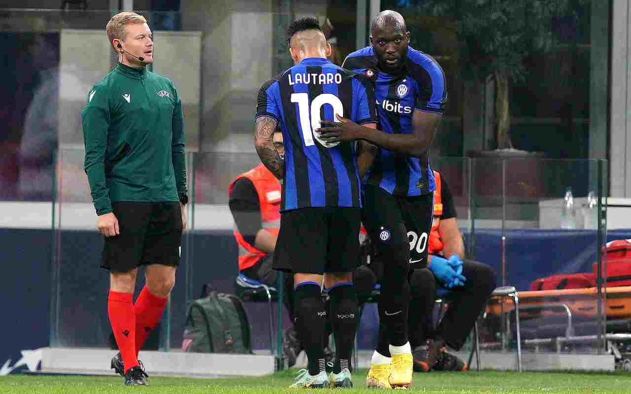 Lukaku e Lautaro in una sostituzione