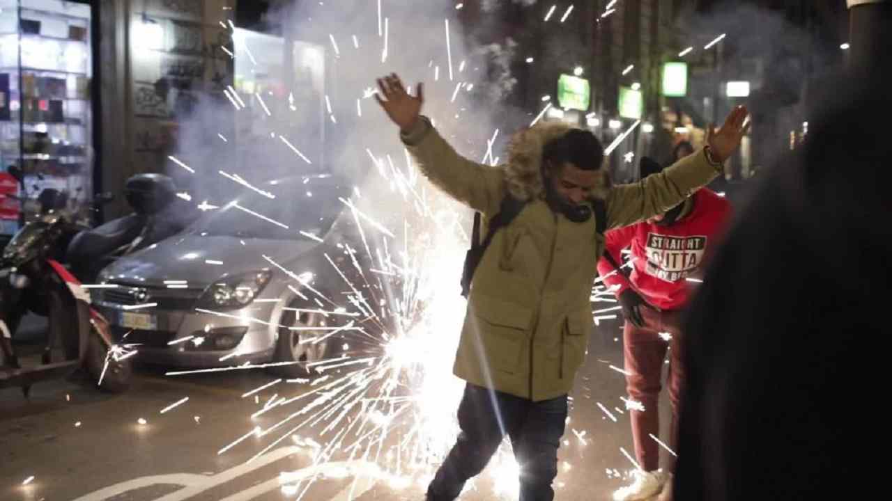 Marocco fuori dai mondiali, un tifoso festeggia nonostante la sconfitta