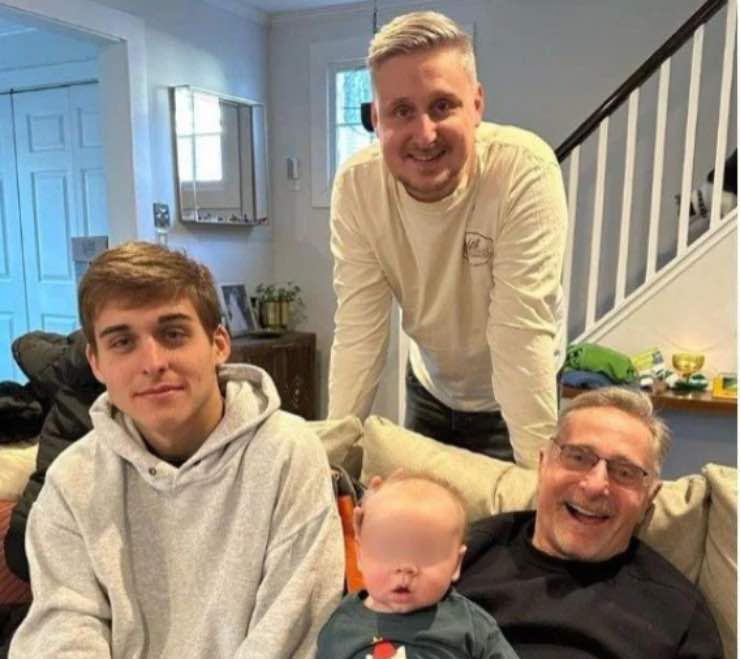 Paolo Bonolis con il nipote e la famiglia