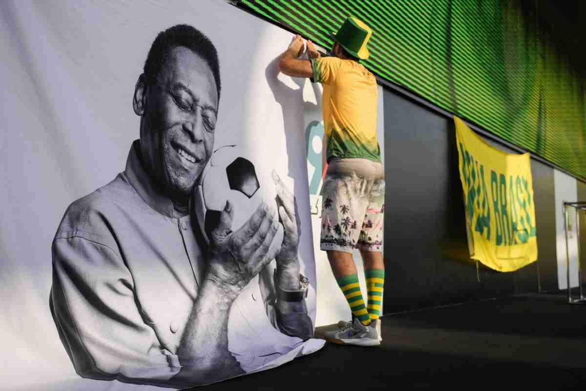 Murales di Pelé che abbraccia un pallone