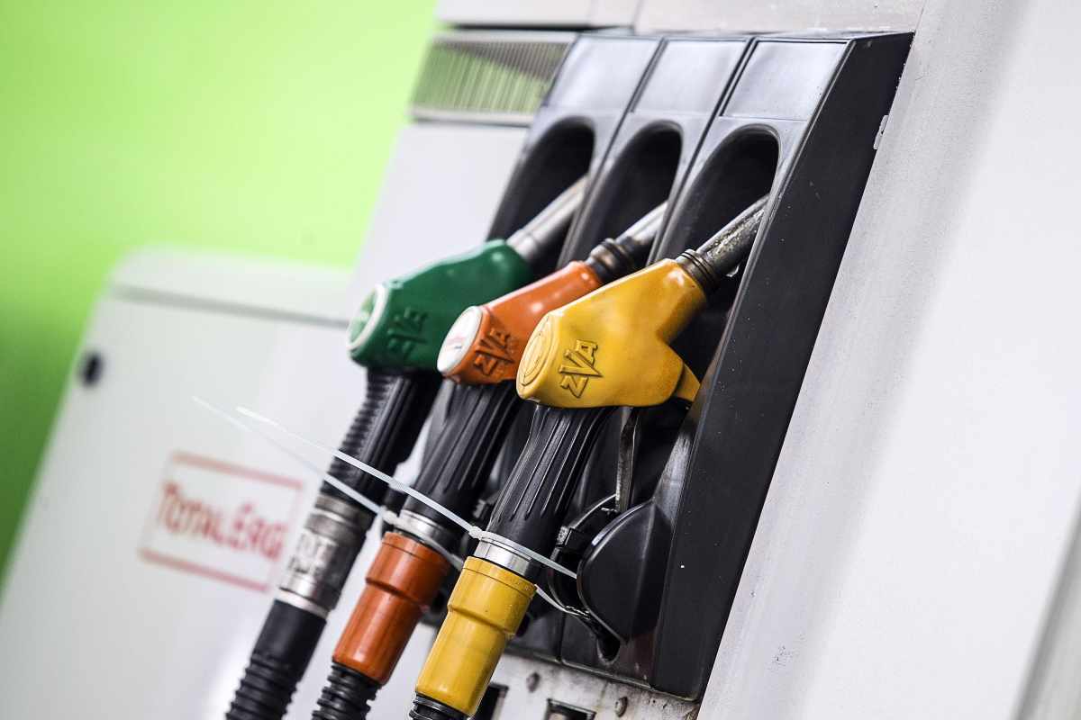 La benzina costa meno