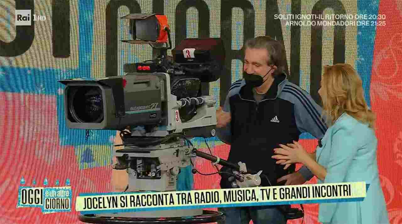 SERENA BORTONE VICINO ALLA TELECAMERA A OGGI E' UN ALTRO GIORNO