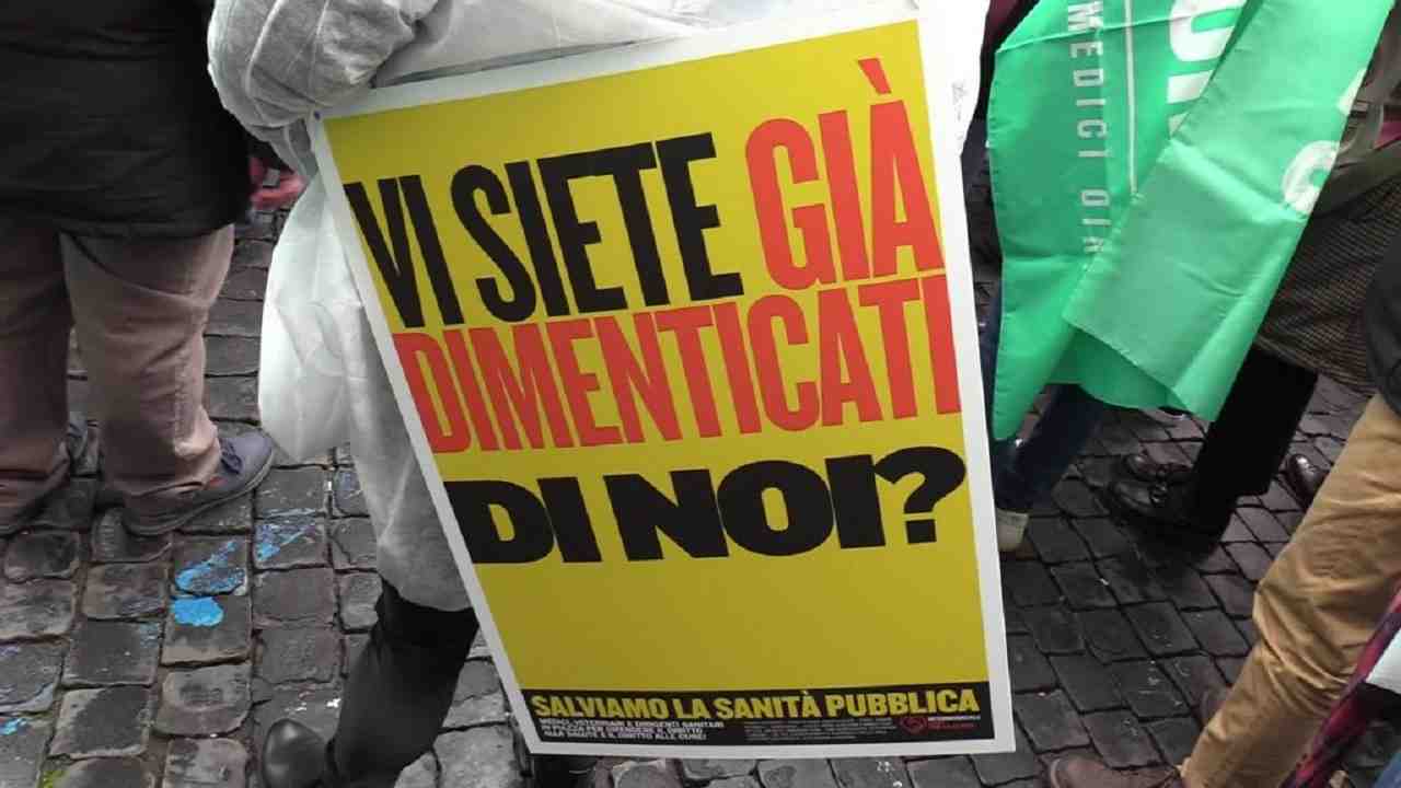 Sanità, uno dei cartelli presenti alla protesta di Roma