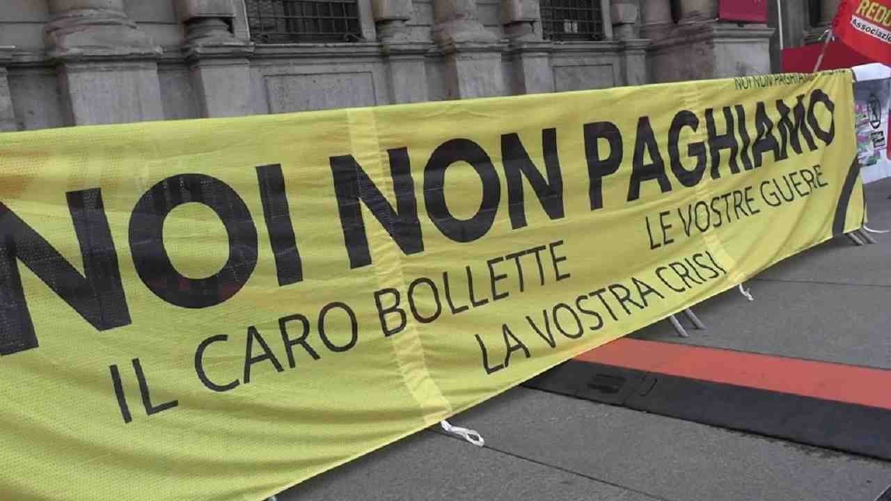 Scala, le proteste davanti al teatro