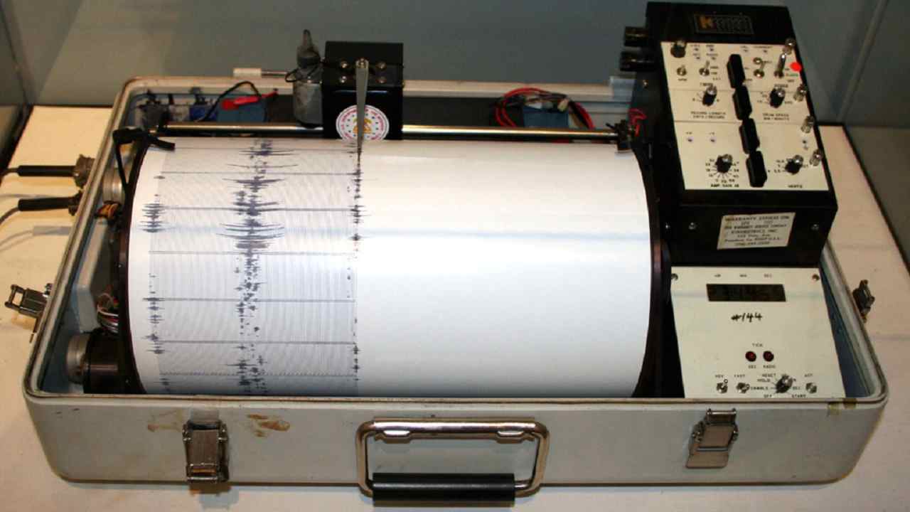 Un sismografo rileva i terremoti