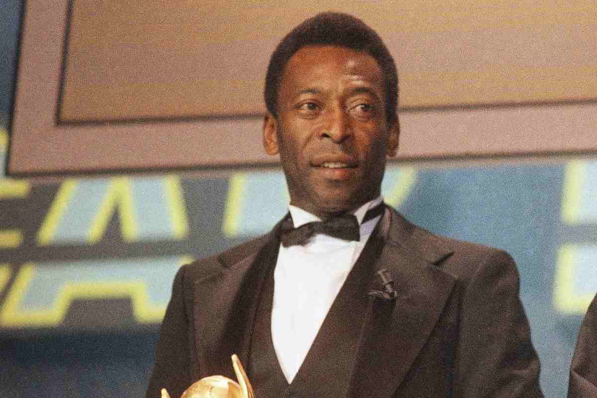 Pelè durante una premiazione nel 1987