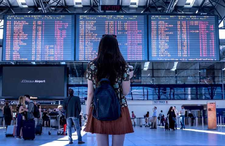 Una donna in un aeroporto