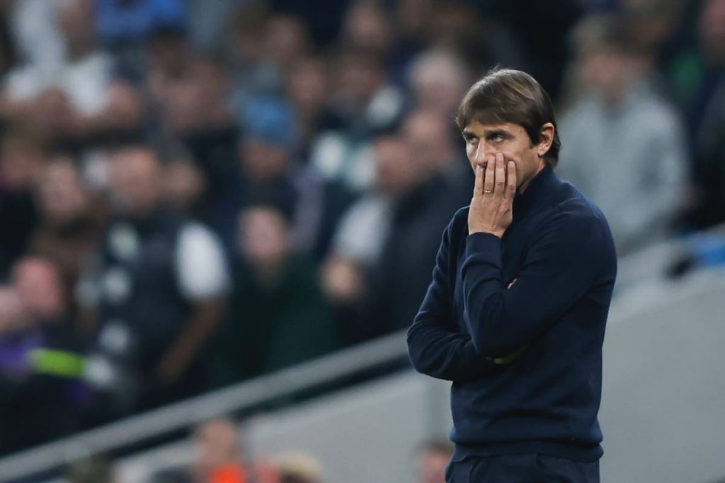 Conte pensieroso sulla panchina del Tottenham