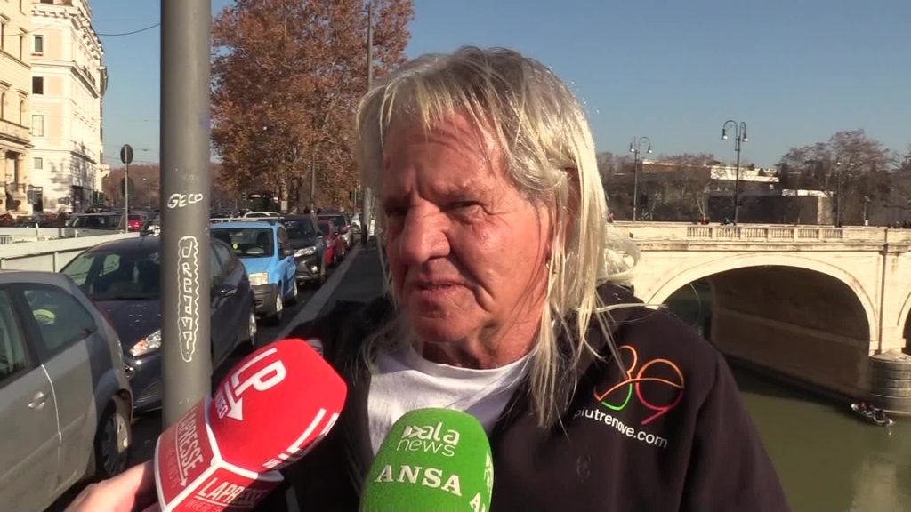 Mister Ok si tuffa nel Tevere nel tradizionale appuntamento di Capodanno