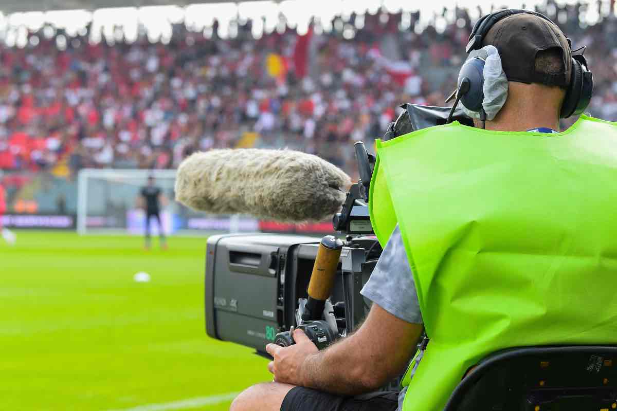 La telecamera di DAZN riprende un match di Serie A