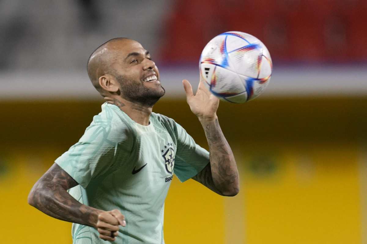 Dani Alves durante il Mondiale in Qatar: la carriera del calciatore è a rischio, deve difendersi da accuse molto pesanti
