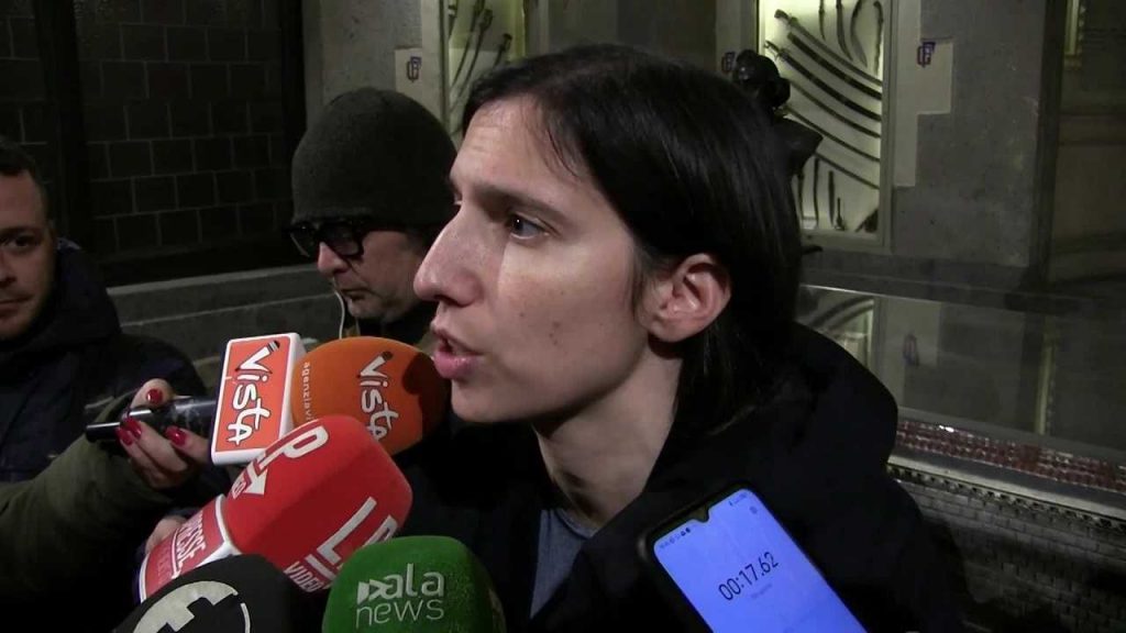 Elly Schlein durante un punto stampa