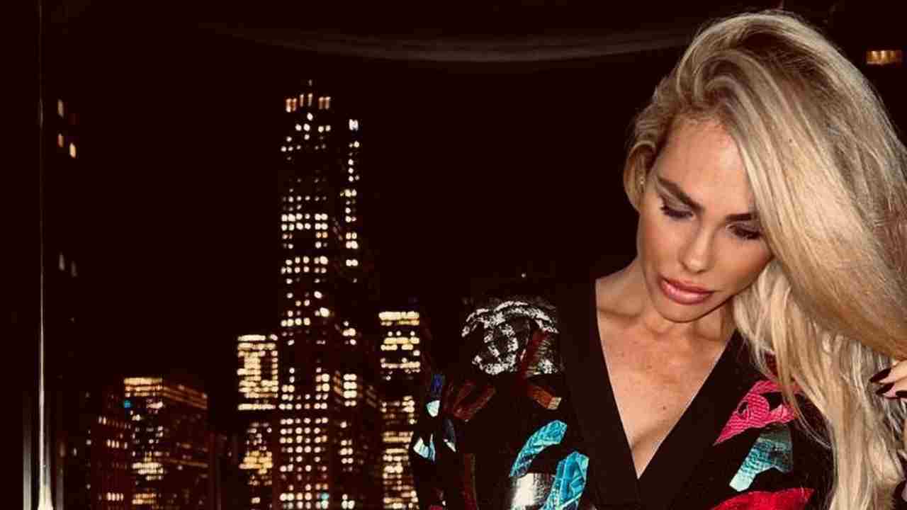 Ilary Blasi in discoteca